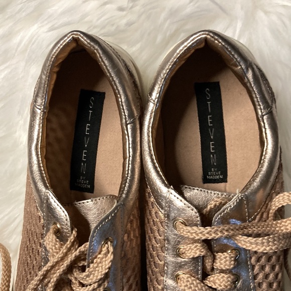 Women’s Steve Madden rose gold sneakers - Picture 3 of 6